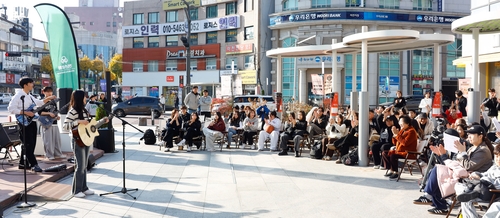 이천시 분수대오거리서 '수험생 응원 버스킹' 열려