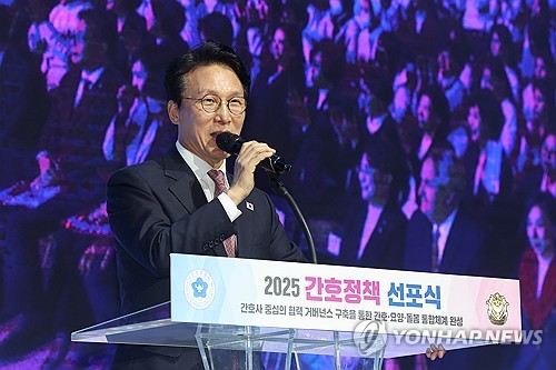간호協 행사 찾은 金총리 "총리실서 빠지라는데 동지로서 왔다"