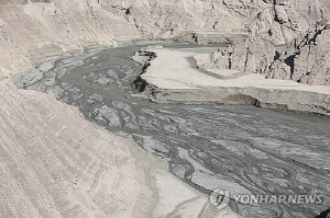 최악의 가뭄 이란, 합동기도 이어 '구름 씨뿌리기' 시도