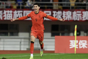 '친선 경기 이기고 大환호' 韓 꺾고 신난 중국...충격 조롱 등장 