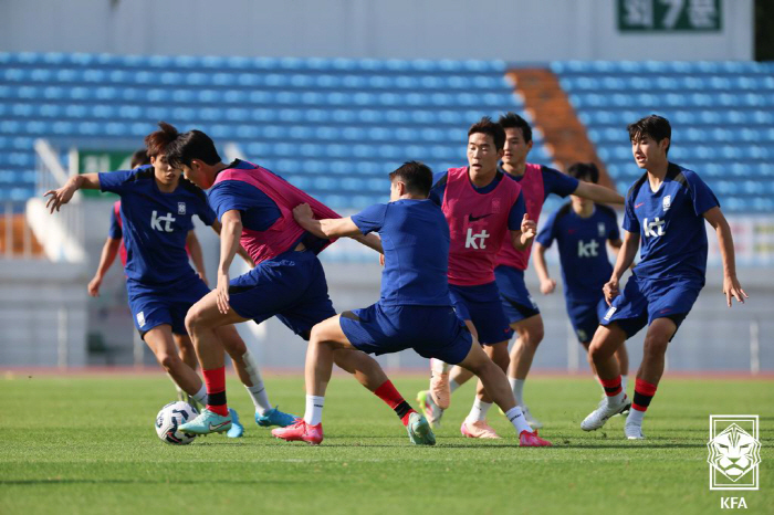 '친선 경기 이기고 大환호' 韓 꺾고 신난 중국...충격 조롱 등장 "축…
