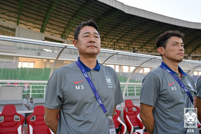 '친선 경기 이기고 大환호' 韓 꺾고 신난 중국...충격 조롱 등장 "축…