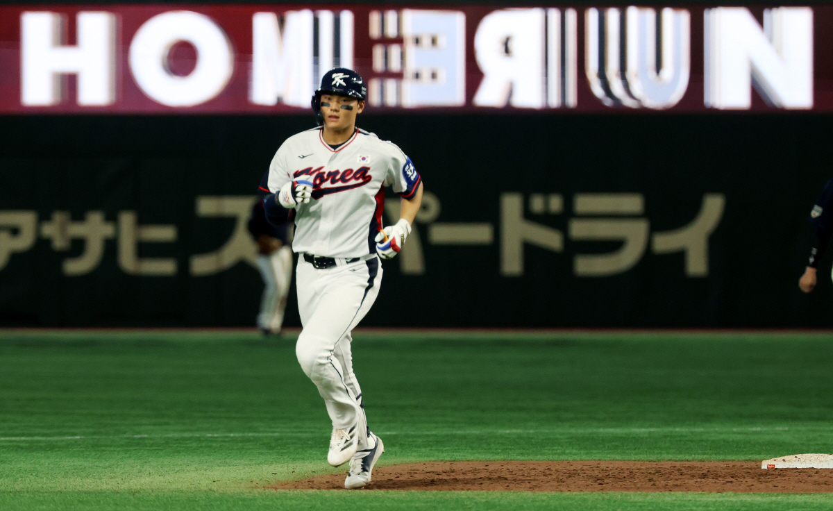 기적의 동점 솔로포 김주원의 '눈물의 기자회견'. 외할아버지 장례식 안가…