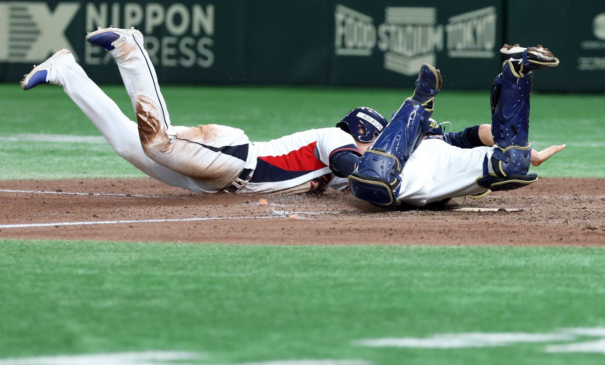 안타 도둑맞고, 도루도 뺏길 뻔…'억까'도 막지 못한 21세 '미친 존재…