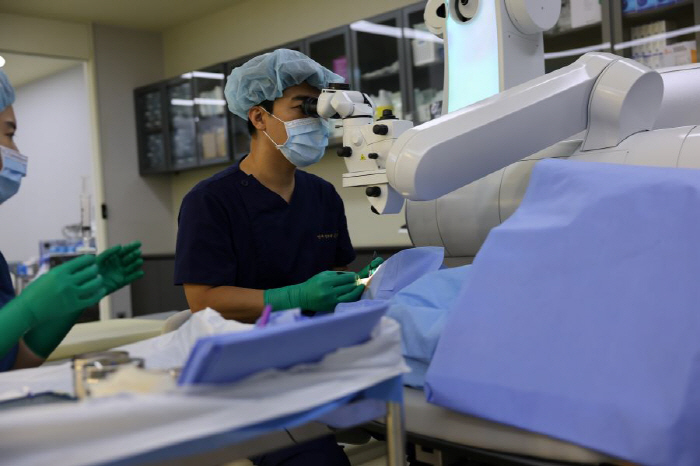 " 비쥬맥스800 활용 스마일프로 난시교정 정확도, 스마일라식보다 우수"