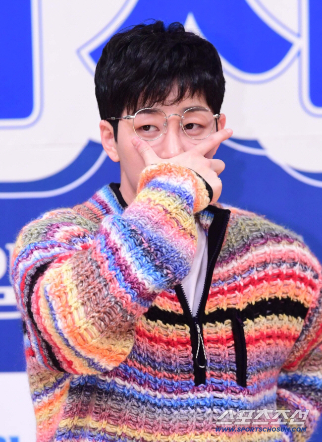 [SC리뷰] 딘딘, '개념 연예인' 이미지 포기했나…