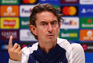 '英 BBC도 깜짝' 토트넘, '역사상 최악' 포스테코글루 유지할 뻔...프랭크 '오피셜' 공식발표 