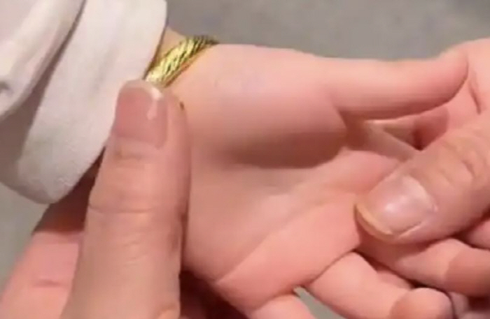 "단 10초 금 팔찌 착용에 20만원 배상 요구"…매장 "변형됐다" 주장