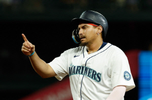 시애틀이 반한 FA 1루수, '30-30 후보'와 5년 1억달러 재계약...오프시즌 첫 대형 딜