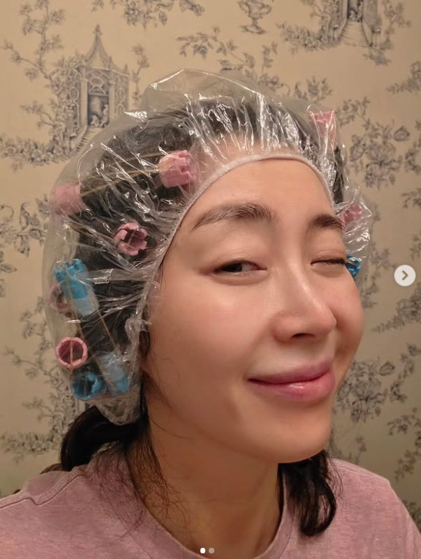 '설경구♥' 송윤아, 파마도 직접 하는 톱배우…"잠옷·민낯도 아름다워"