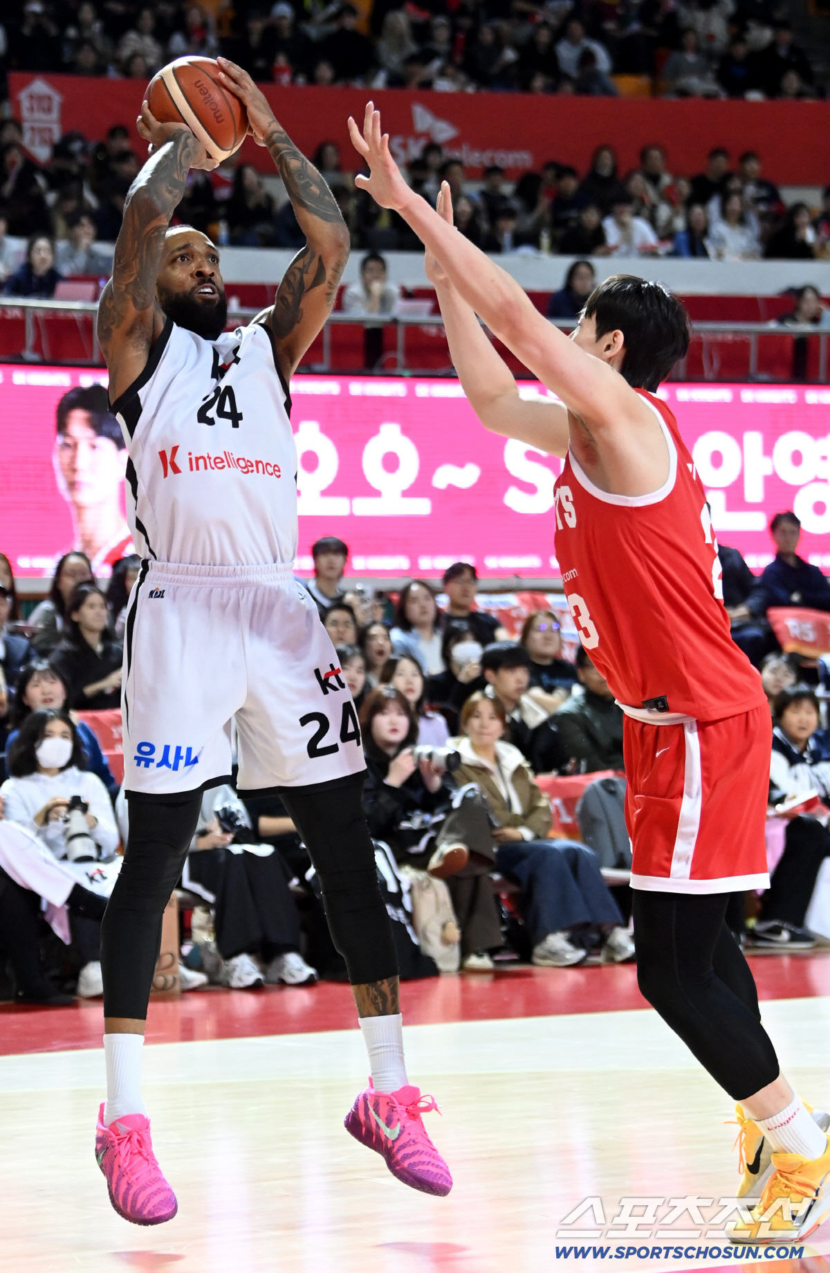 [포토] 윌리엄스, 김형빈 수비 피해 점프슛