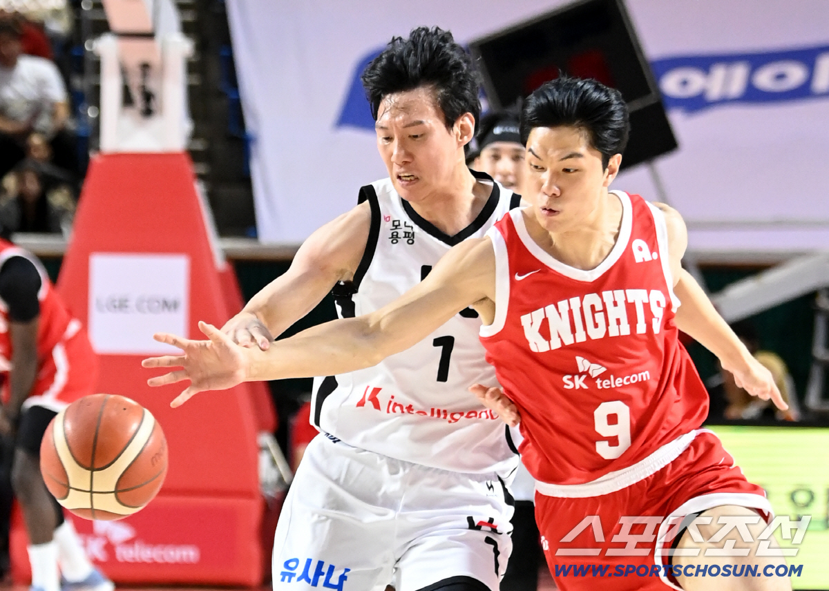 [포토] 한희원 공 빼앗는 김태훈