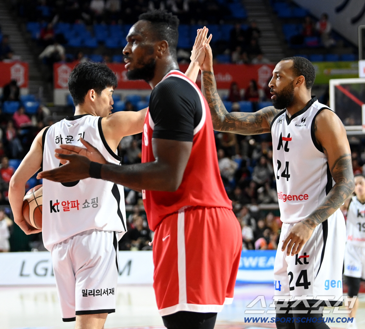 [포토] 하윤기-윌리엄스, 패스 좋고!