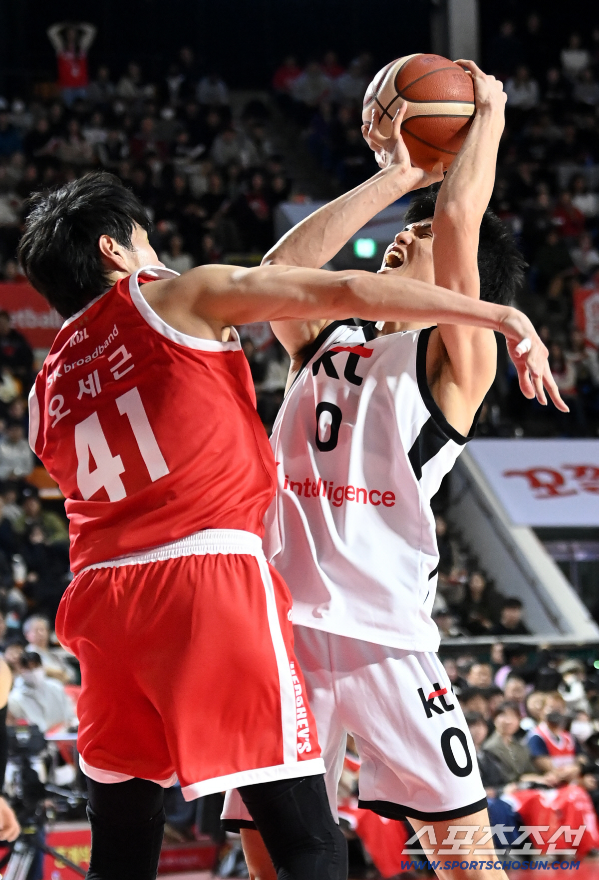 [포토] 하윤기, 오세근 파울 얻어내고 득점까지