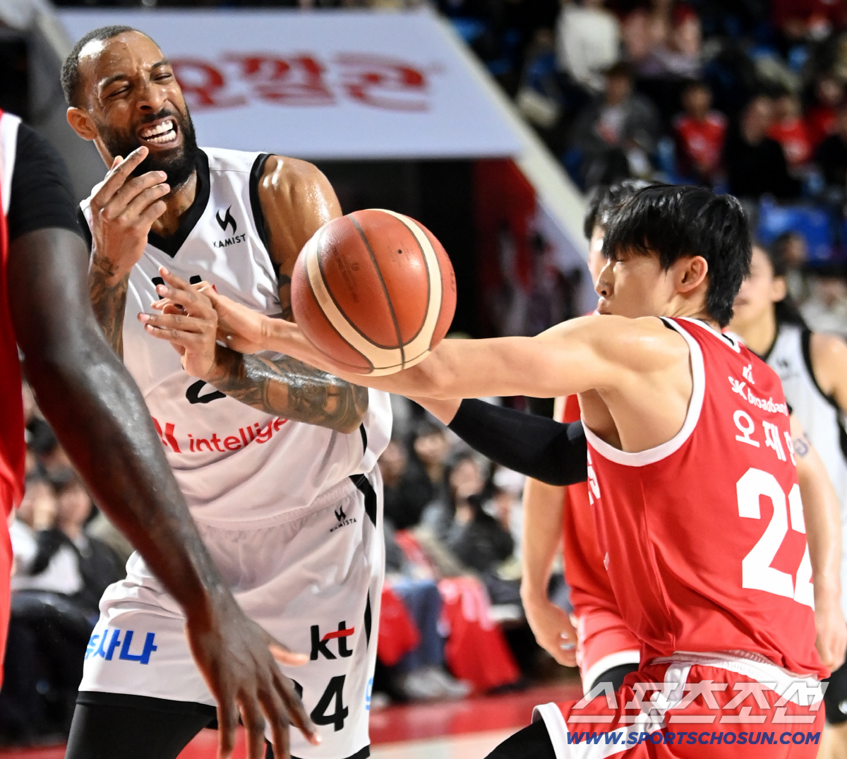 [포토] 오재현 수비에 괴로운 윌리엄스