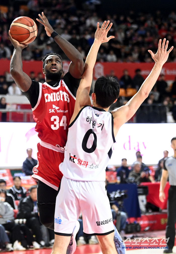 [현장리뷰]'20P-10RB-12AS' 자밀 워니 못 막는다…서울 SK, 연장 끝 KT 85-83 제압