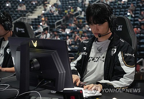 (영종도=연합뉴스) 김주환 기자 = 젠지의 미드 라이너 '쵸비' 정지훈이 28일 인천 중구 영종도 인스파이어 아레나에서 열린 2025 LCK 결승전 시작 전 장비를 점검하고 있다. 2025.9.28 jujuk@yna.co.kr