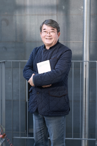 (서울=연합뉴스) 류효림 기자 = 안도현 시인이 지난 17일 서울 마포구 카페꼼마 합정점에서 연합뉴스와의 인터뷰에 앞서 최근 출간한 시집 '쓸데없이 눈부신 게 세상에는 있어요'를 들고 포즈를 취하고 있다. 2025.11.18 ryousanta@yna.co.kr