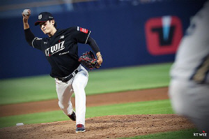 kt 고영표, 토종 투수 처음으로 KBO 수비상 수상