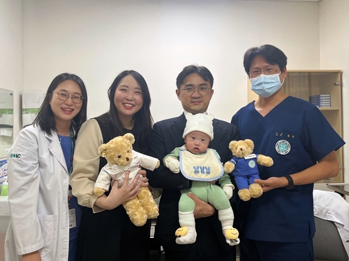 초응급 산모, 제왕절개·간 이식으로 24일만에 아이 첫 만남