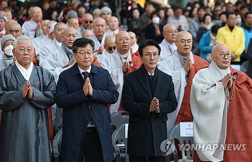 (서울=연합뉴스) 신준희 기자 = 18일 종로구 조계사에서 산재사망 희생자 추모 위령재가 열리고 있다. 오른쪽부터 총무원장 진우스님, 김민석 국무총리, 안호영 국회 기후에너지환경노동위원장 등. 2025.11.18 hama@yna.co.kr