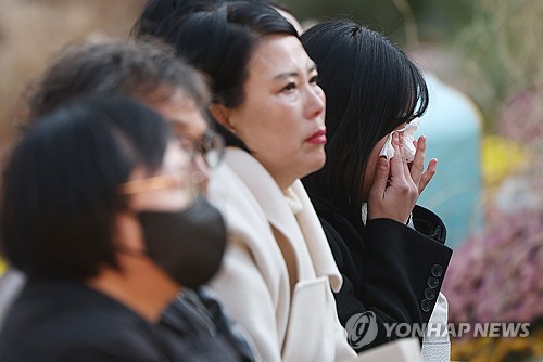 (서울=연합뉴스) 신준희 기자 = 18일 종로구 조계사에서 열린 산재사망 희생자 추모 위령재에 MBC 기상캐스터 오요안나 씨의 어머니 장연미 씨 등이 참석해 있다. 2025.11.18 hama@yna.co.kr