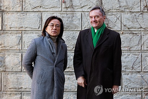 (서울=연합뉴스) 류효림 기자 = '함신익과 심포니 송의 마스터즈 시리즈 IX' 공연을 앞둔 함신익 지휘자와 피아니스트 스티븐 허프 경이 18일 서울 서대문구문화체육회관에서 기자간담회에 앞서 포즈를 취하고 있다. 2025.11.18 ryousanta@yna.co.kr