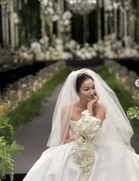 김옥빈, '극비 결혼식 사진 한 장'으로 파급력 폭발...전지현·김연아급…