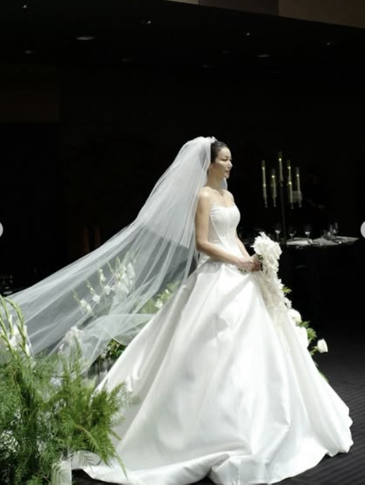 김옥빈, '극비 결혼식 사진 한 장'으로 파급력 폭발...전지현·김연아급…