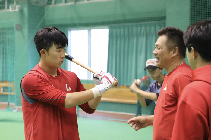 "NPB보다 KBO 선수들 피지컬 더 좋은데, 왜 이래?" 日 전설적 홈…
