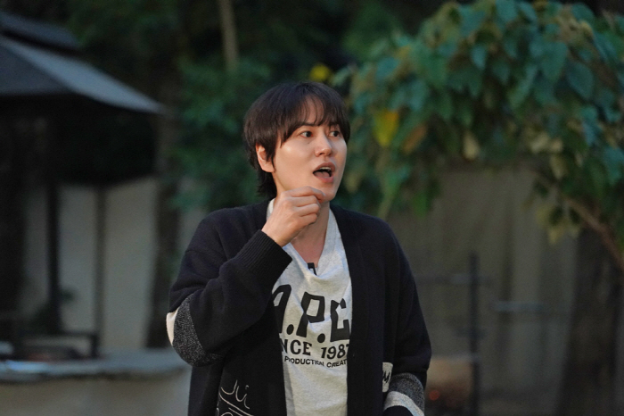 규현, 기린과 뽀뽀 '충격' 인증샷...이수근X은지원과 '케냐 홀릭' (…