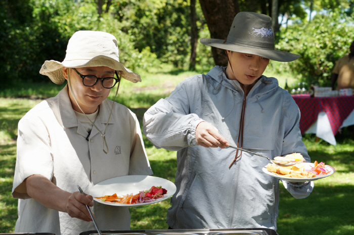 규현, 기린과 뽀뽀 '충격' 인증샷...이수근X은지원과 '케냐 홀릭' (…