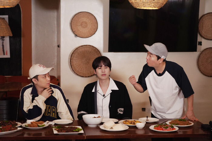 규현, 기린과 뽀뽀 '충격' 인증샷...이수근X은지원과 '케냐 홀릭' (…