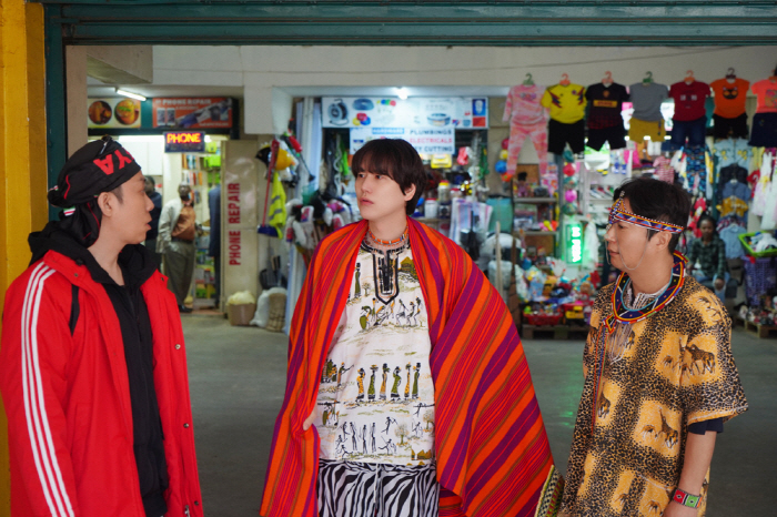 규현, 기린과 뽀뽀 '충격' 인증샷...이수근X은지원과 '케냐 홀릭' (…