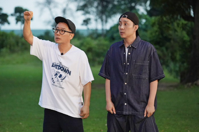 규현, 기린과 뽀뽀 '충격' 인증샷...이수근X은지원과 '케냐 홀릭' (…