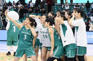 개막전부터 '징크스' 깨고 압승 거둔 하나은행, 단순한 1승이 아닌 이유는?