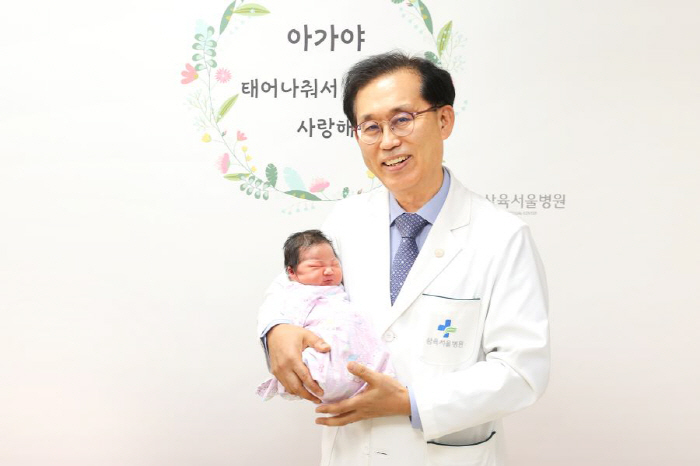 저출산 위기 속 7남매 다둥이 가정 탄생…한 병원에서 자연분만 출산