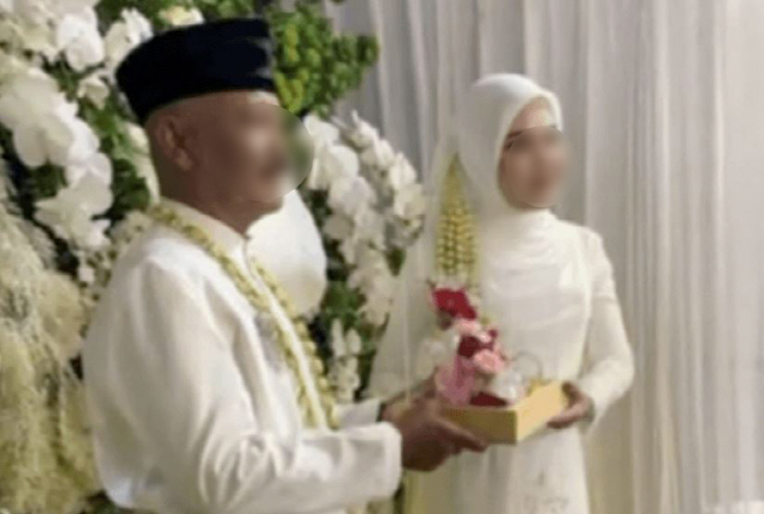 61세 남성과 19세 여성 결혼…결혼 선물은 SUV 차량?