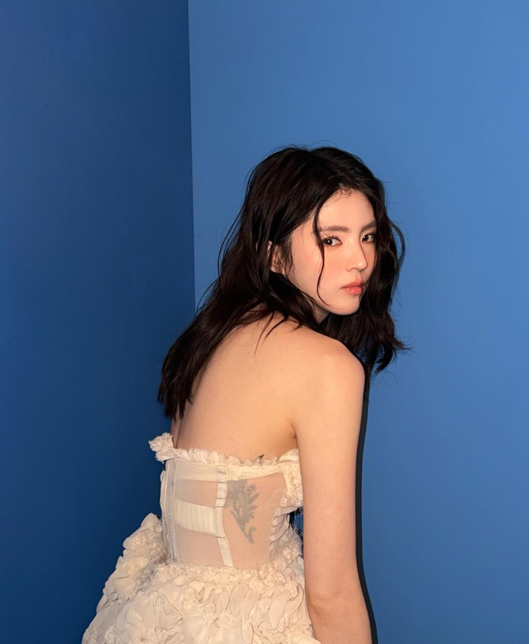 한소희, 2천만원 들여 지웠는데 또?..생일 맞아 '옆구리 타투' 공개