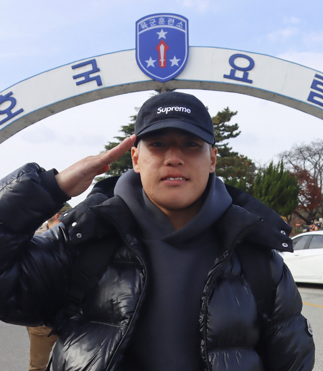 집 떠나와, 열차 타고..."형들이 겁주더라" 입대 전부터 군기 바짝! …