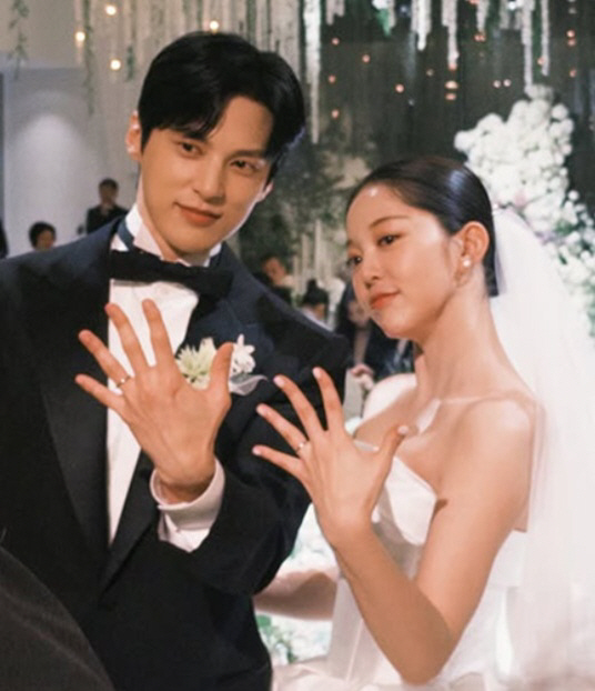 '10년 열애' 김가은♥윤선우, 결혼 한달만 겹경사 "감사합니다"