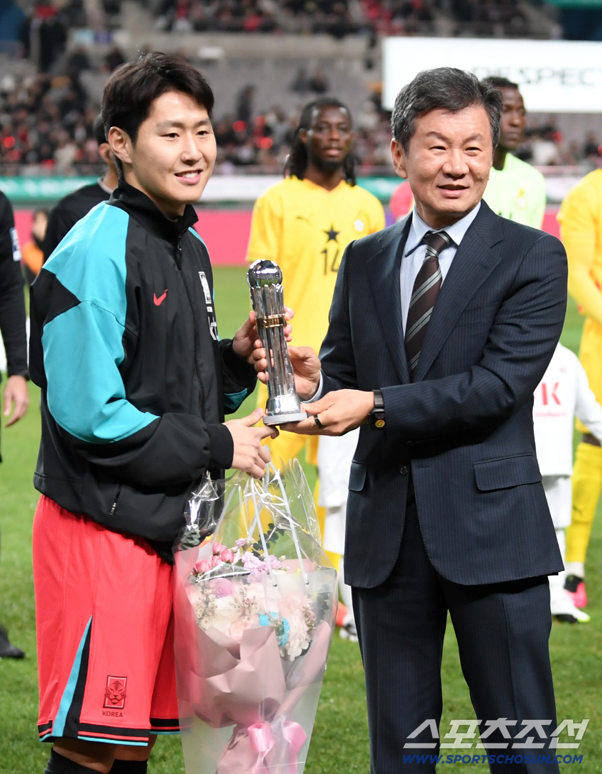 [포토] 이강인-정몽규 회장 'AFC 올해의 국제선수상 트로피 들고 기념…