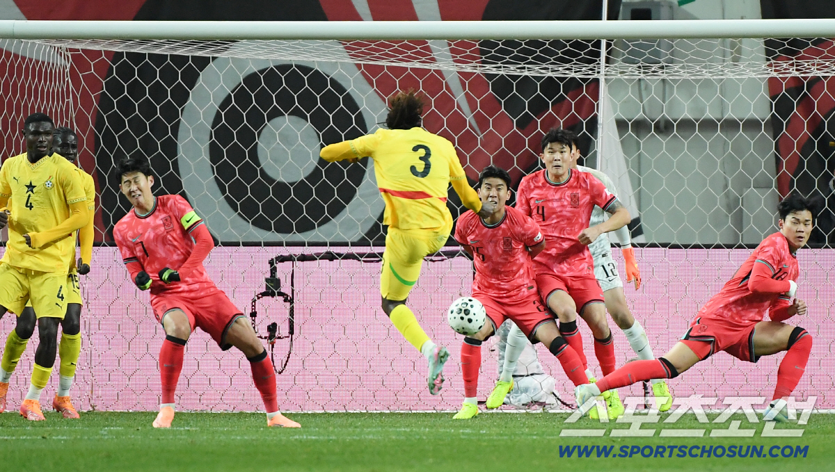 [가나전 전반분석]'삼대장' 빼고 다 바꿨지만 '슈팅 단 1개', 파격 …