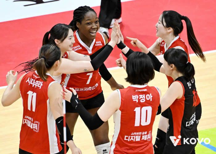 대충격 현대건설 4연패! 어떻게 10점 밖에 못 내나.. 페퍼저축 3-1 완승!