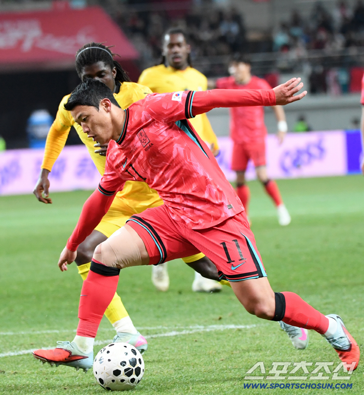 [포토] 황희찬, 페널티 박스 안쪽에서 위협적인 돌파