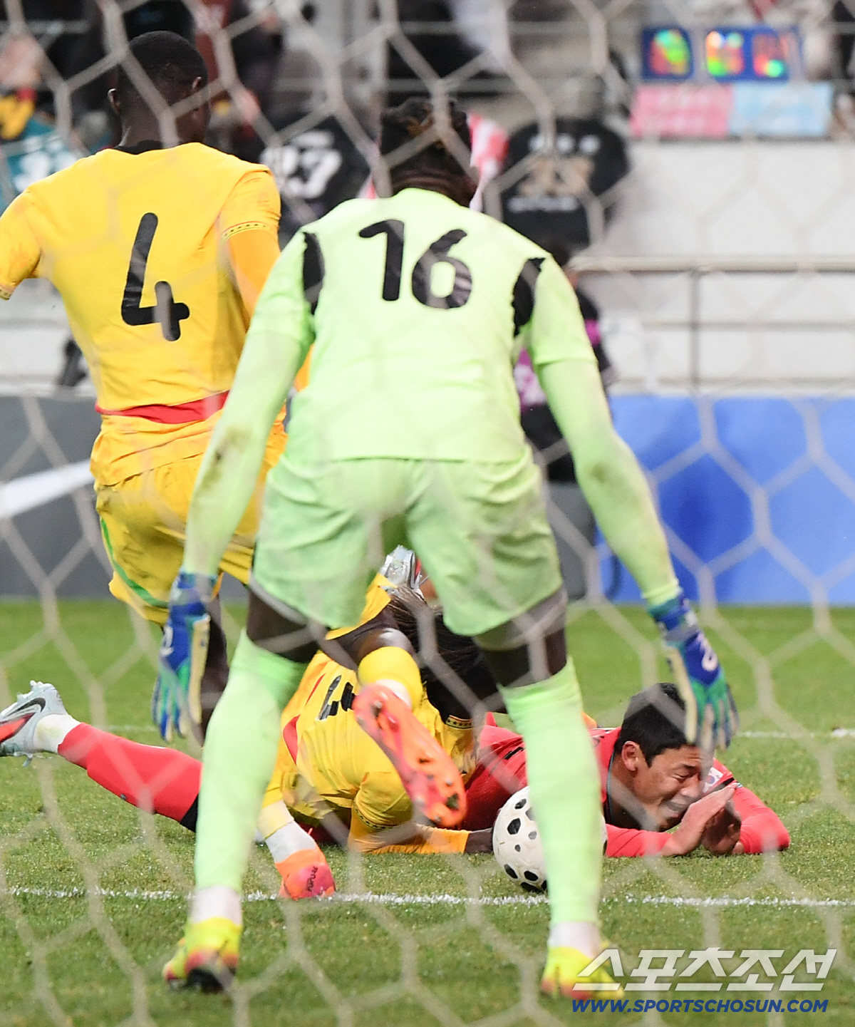 [포토] 패널티킥 얻어내는 황희찬