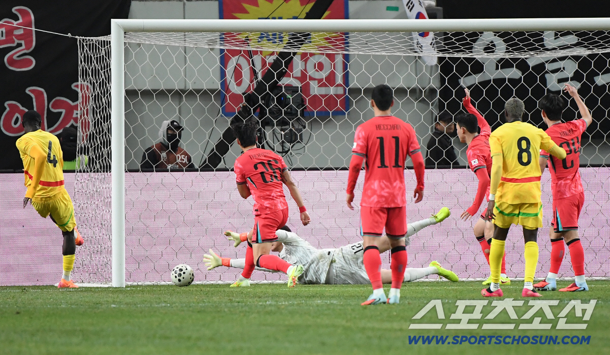 [포토] 오프사이드로 실점 위기 모면하는 한국