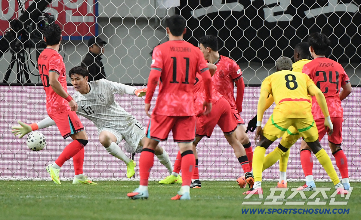 [포토] 실점 위기 막아내는 송범근