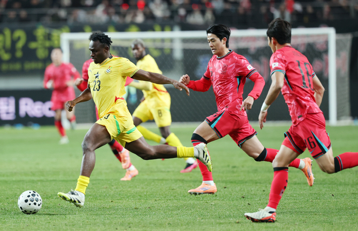 포백? 스리백? 중요한 건 '역할'...'핵심' 김민재 파트너 찾았나, …