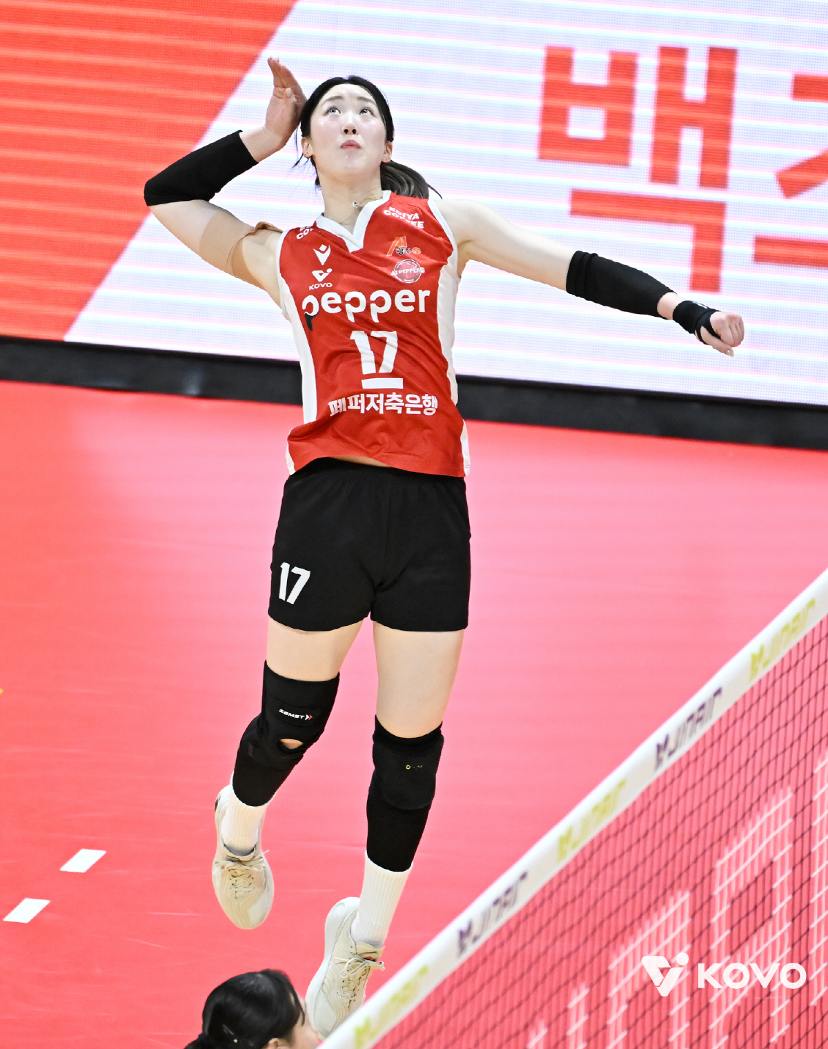 '만년 꼴찌팀'에 온 미녀 캡틴 → '광주 불패' 돌풍! "솔직히 의식하…